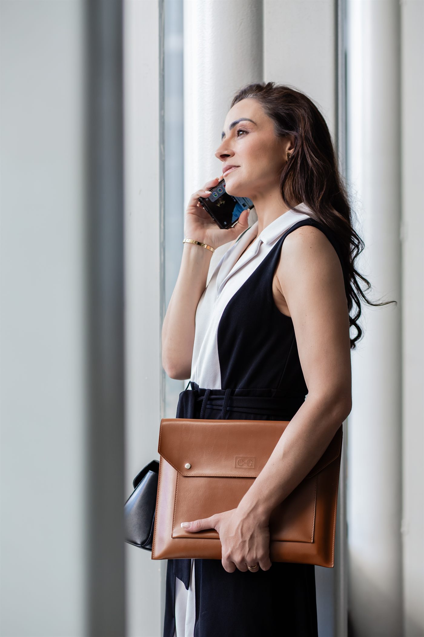 Cristina Gravina em ambiente corporativo